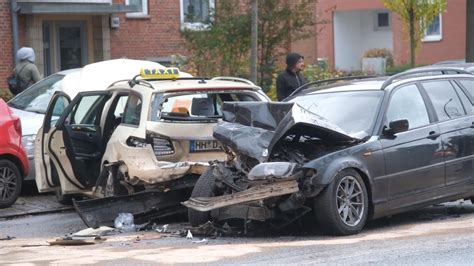 Polizei Hamburg Neun Verletzte Nach Misslungenem Berholman Ver In