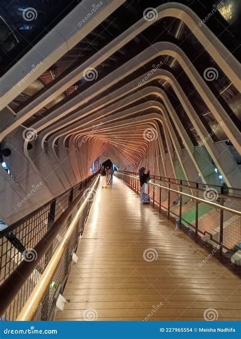 Jembatan Penyebrangan Orang Editorial Stock Image Image Of Symmetry