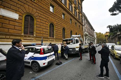 Roma Incidente Sul Lavoro Operaio Schiacciato Da Macchinario