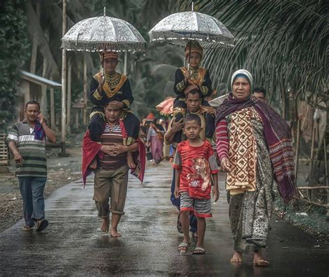 suku  aceh    penduduknya  jalan