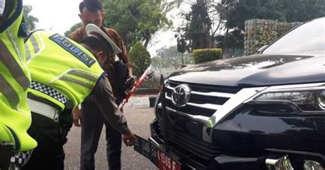 Terjaring Razia Mobil Dinas Anggota Dewan Pakai 3 Lapis Pelat Palsu