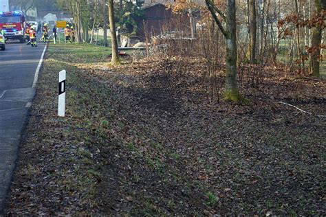 Fahrer stark betrunken Auto kommt von Straße ab und überschlägt sich