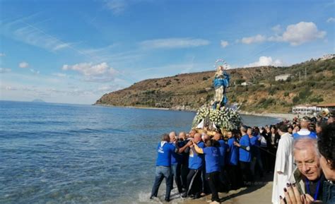 Fede E Tradizioni Si Rinnova A Nicotera Marina La Processione In Mare