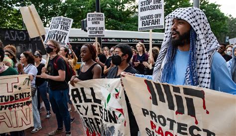 Unjuk Rasa Pro Palestina Kembali Bergema Di Depan Kampus MIT Foto