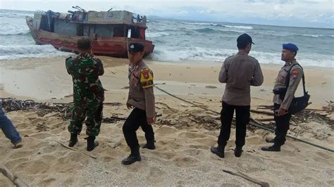 Kapal Misterius Ditemukan Terdampar Di Pantai Parang Ireng Banyuwangi