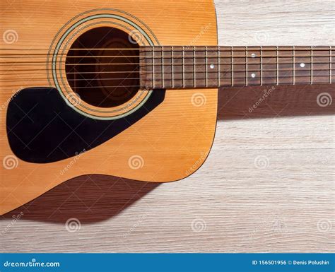 Chitarra Acustica Classica Marrone Su Fondo Di Legno Chiaro Fotografia