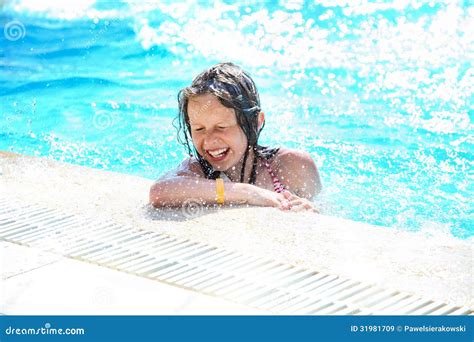 Petite Fille Mignonne De Sourire Ayant L Amusement Dans La Piscine