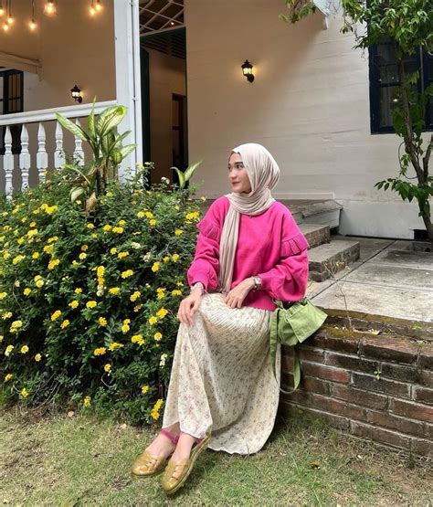 Ide Outfit Feminim Dengan Setelan Skirt Motif Ala Indah