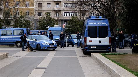 Prende A Calci E Pugni Una Vetrina In Centro A Milano Arrestato