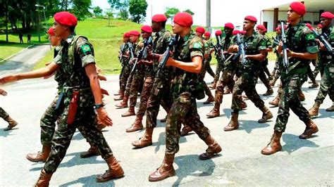 Armados E Equipados A Brigada Paraquedista Do Ex Rcito Desfila Em