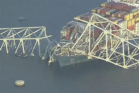 Un Barco Choca Contra El Mayor Puente De Baltimore Y Lo Derrumba Cuando Cruzaban Coches