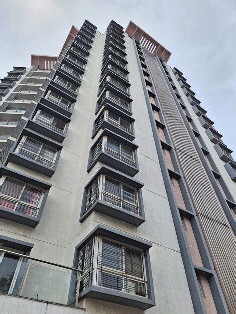 Un Edificio Alto Con Muchas Ventanas Y Un Cielo De Fondo Foto Premium