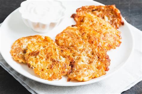 Tortitas De Patata O Latkes O Draniki Con Crema Agria Comida Ucraniana