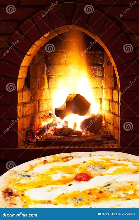 Pizza Quatro Formaggi Und Offenes Feuer Im Ofen Stockbild Bild Von