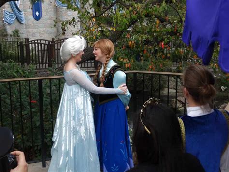 VIDEO: Anna and Elsa meet and greet outside in Fantasy Faire at Disneyland for the first time ...