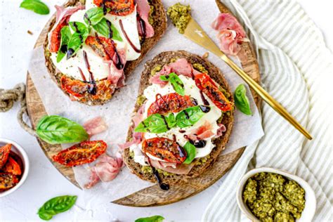 Toast Met Pesto Mozzarella En Parmaham Eatertainment