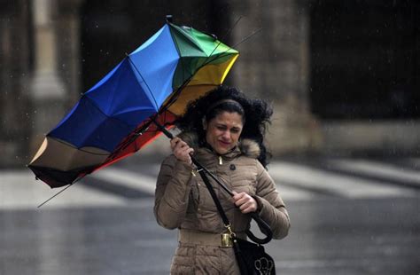 Un Temporal De Viento Lluvia Oleaje Y Nieve Azota Casi Toda España