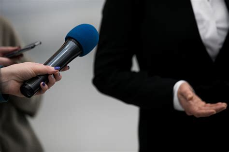 Periodista Con Micrófono Entrevistando Empresario Político Foto De