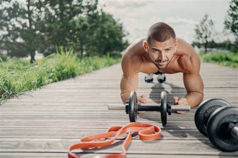 L Uomo Serio Bello E In Piedi Ha Una Perfetta Costituzione Corporea