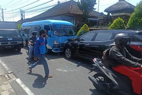 Laka Lantas Beruntun Di Abianbase Dua Minibus Dan Satu Motor Ringsek