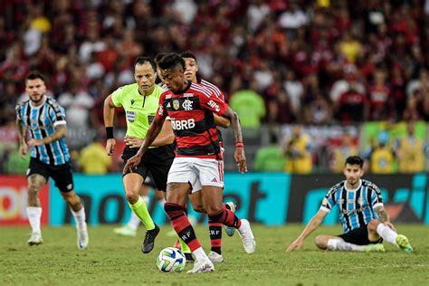 Bruno Henrique se emociona e agradece apoio de Rodrigo Caio após gol no