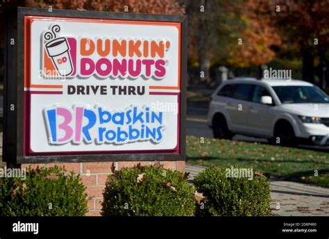 Dunkin Donuts Zeichen Stockfotos Und Bilder Kaufen Alamy