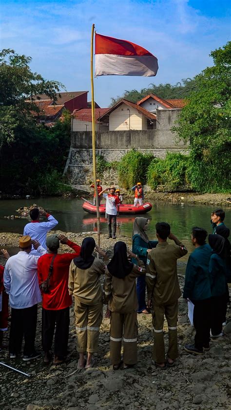 Foto Musim Kemarau Warga Kedung Halang Gelar Upacara Hut Ke 78 Kemerdekaan Ri Di Sungai