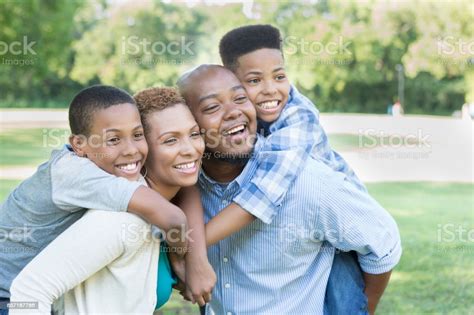 쾌활 한 아프리카계 미국인 가족 가족에 대한 스톡 사진 및 기타 이미지 가족 공원 기혼 Istock