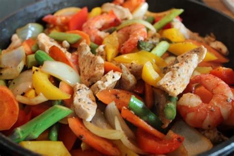 Hähnchenpfanne mit Gemüse und Garnelen Rezept kochbar de