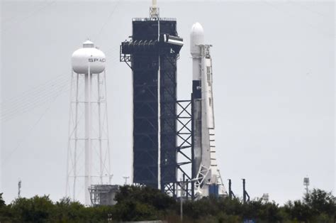 Spacex Launches U S Spy Satellite Falcon 9 First Stage Returns