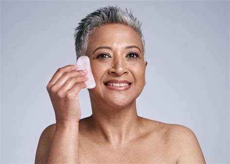 Mulher Idosa E Retrato De Massagem Pedra Gua Sha Para Circula O De