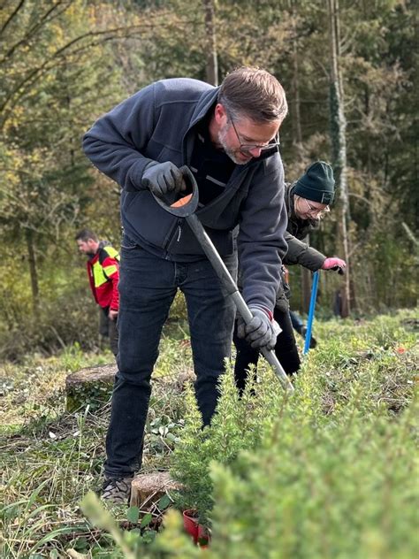 Baumpflanzaktion Engagement F R Nachhaltigkeit Mit Aktion Baum Udg