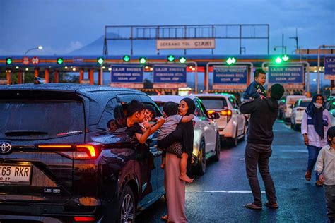 ribuan kendaraan terjebak macet  pintu keluar tol ciawi