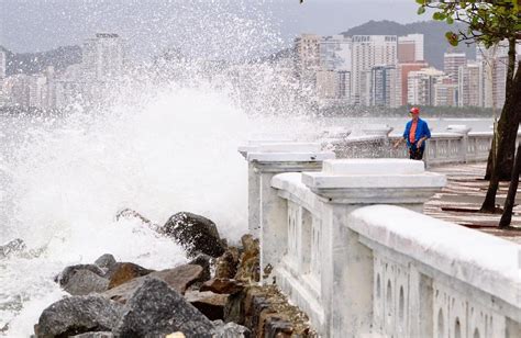 Defesa Civil emite alerta de ressaca para praias da região Santos e