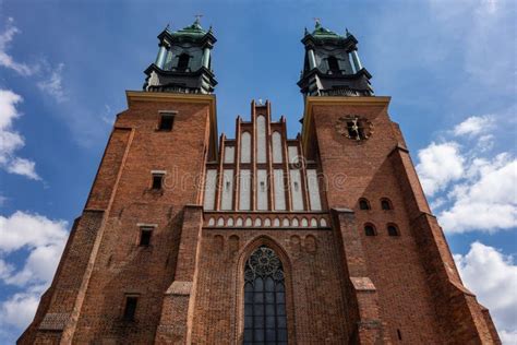 Den R Da Tegelstenen I Katedralen Saint Peter Och Paul Bazylika