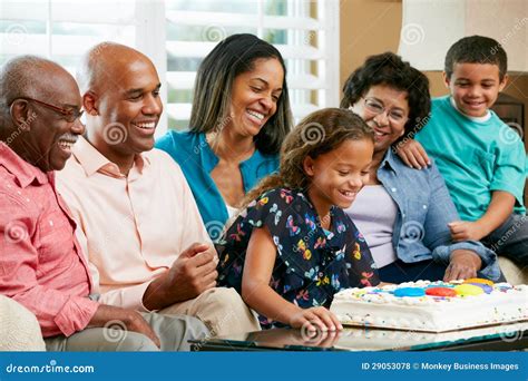 Familia Multi De La Generaci N Que Celebra El Cumplea Os De La Hija