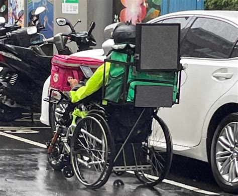 「輪椅外送員」雨天送餐照片曝光 網嘆：生活不易 生活 中時新聞網