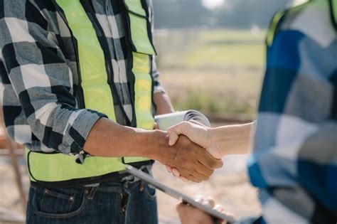 Trabajador De La Construcci N Y Contratista Cliente Estrechando La Mano