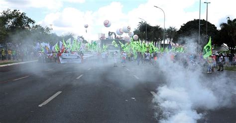 URGENTE Manifestação em Brasília tem tumulto fogo e quebra quebra