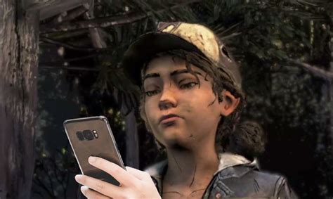 Clementine On Cellphone Image Use As You Wish Rthewalkingdeadgame