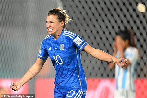 Italy 1 0 Argentina Cristiana Girelli S Late Header Sinks South