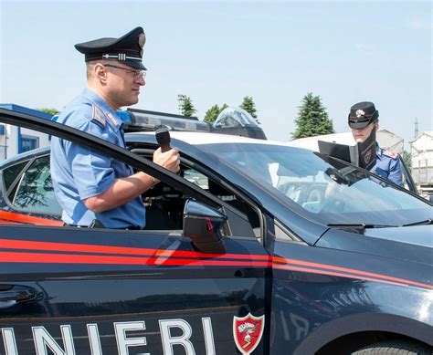 Minacciava I Passanti Con Una Pistola Giocattolo Fermato Il Rapinatore