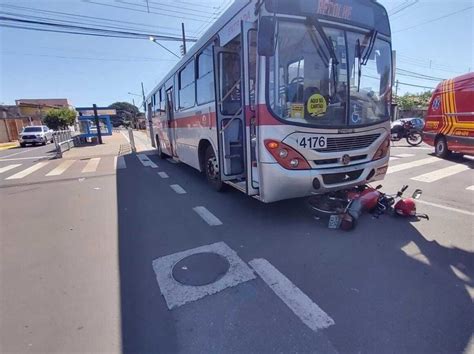 Moto vai parar embaixo de ônibus em corredor de transporte público na