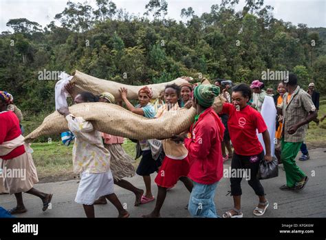 Famadihana madagascar hi-res stock photography and images - Alamy