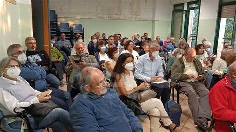 Sala Affollata Per La Prima Riunione Del Progetto Di Comunit