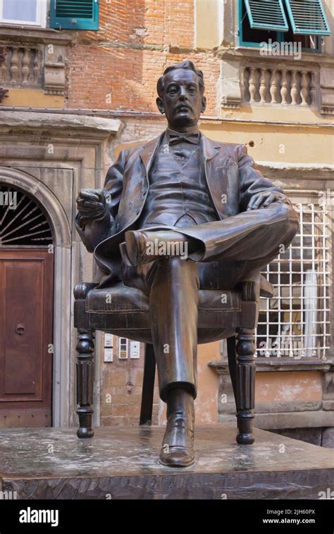 Estatua Del Compositor Italiano Giacomo Puccini 1858 1924 En Piazza