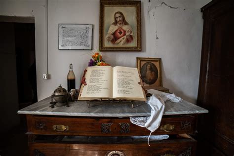 Marche La Chiesa Diroccata Tra Le Macerie Spunta La Vegetazione