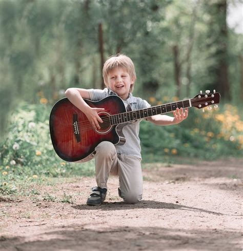 Niño canta una canción en el camino del parque el concepto de una