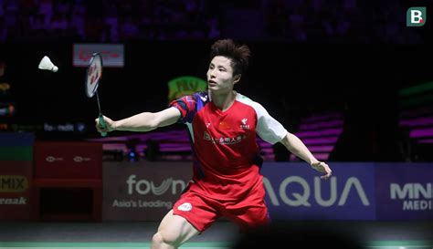 Foto Shi Yu Qi Angkat Trofi Kapal Api Indonesia Open Tuntaskan