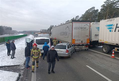 S Ubice Pl Kolizja Na Autostradzie A Zderzy Y Si Cztery Pojazdy